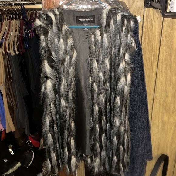 Long faux fur vest - Picture 2 of 4